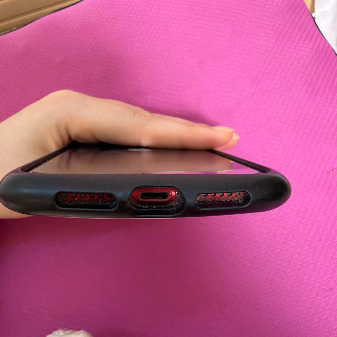 iPhone 本体（ケース、フィルム付き）