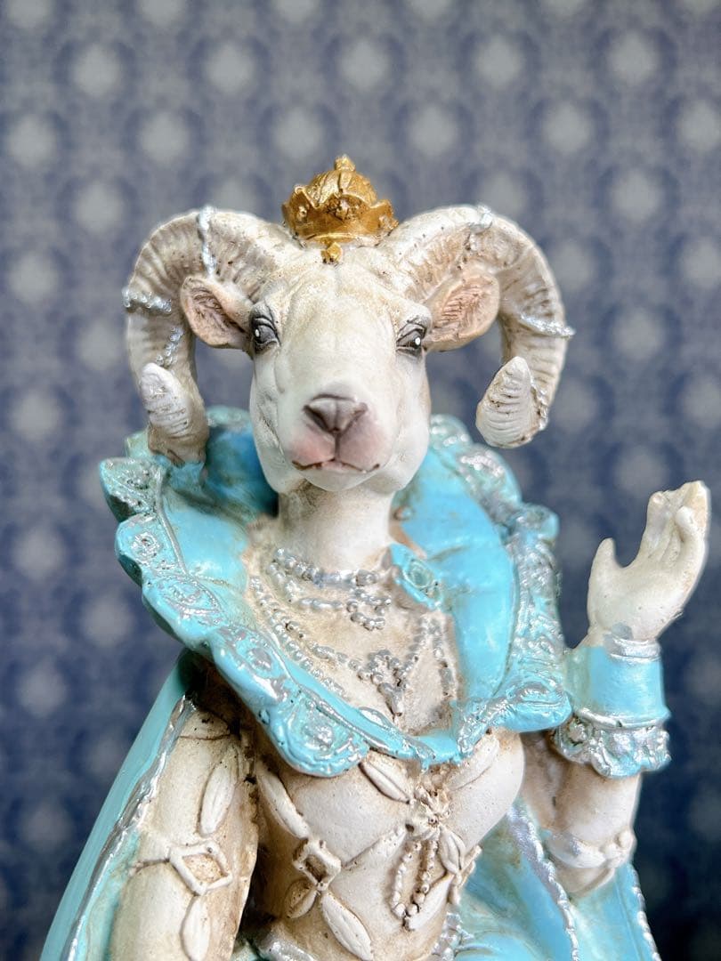 ドレスを着たヤギのオブジェ　置物　インテリア　樹脂　山羊