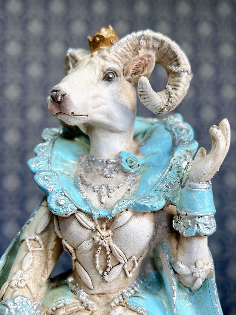 ドレスを着たヤギのオブジェ　置物　インテリア　樹脂　山羊