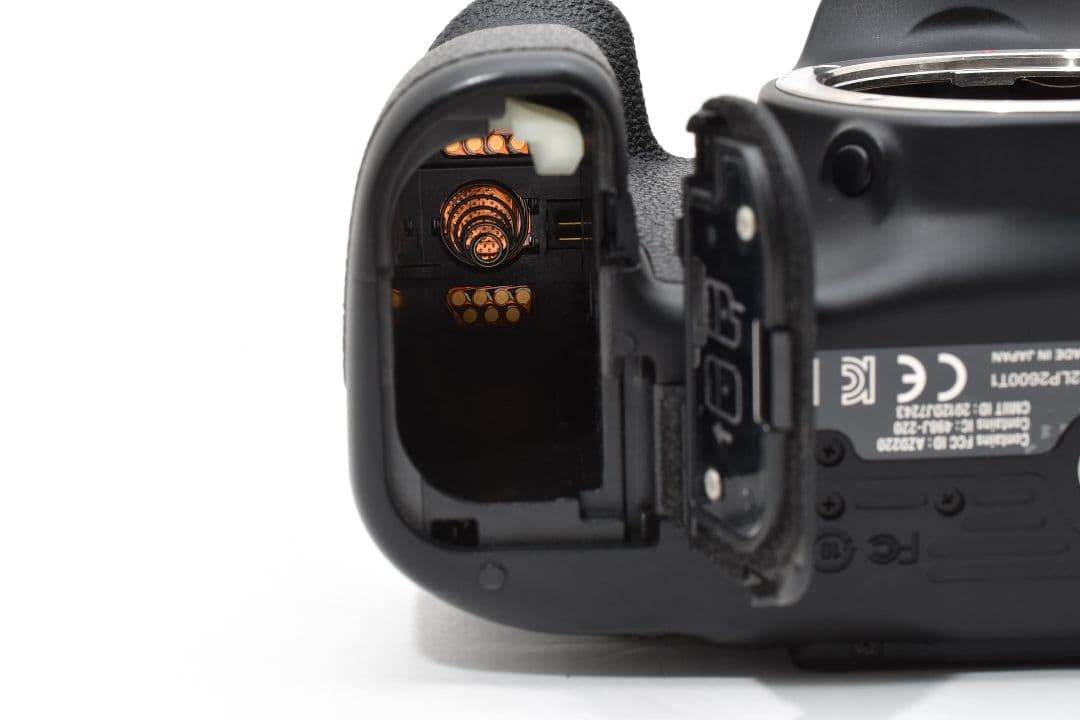 極美品 Canon EOS 70D デジタル一眼　カメラ ボディ ストラップ付き