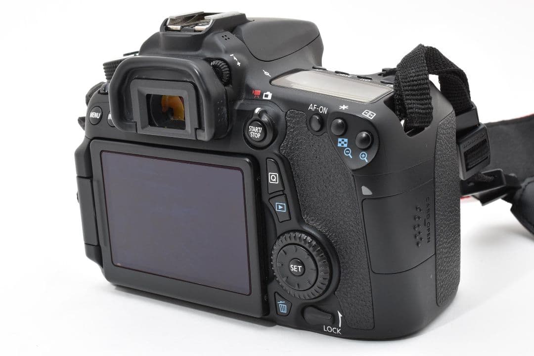 極美品 Canon EOS 70D デジタル一眼　カメラ ボディ ストラップ付き