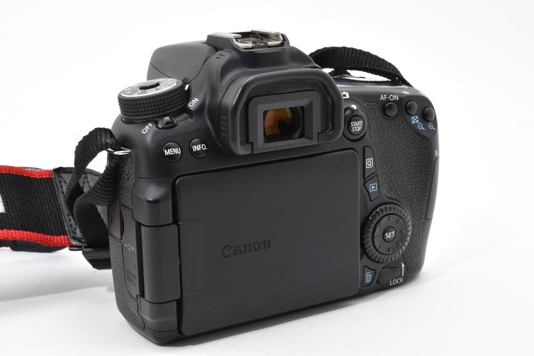 極美品 Canon EOS 70D デジタル一眼　カメラ ボディ ストラップ付き