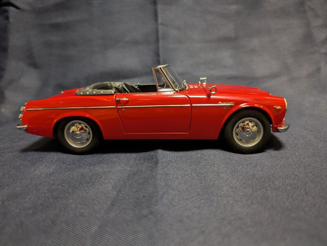 オートアート1/18 Datsun Fairlady 2000 コンバーチブル