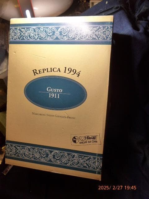 シュタイフの貴重なフェルト人形「道化師グスト」です。1994年の復刻限定版です。
