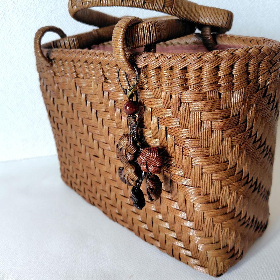 クラフトで作った山葡萄風網代編みかごバッグ（チャーム付き、内布付き）