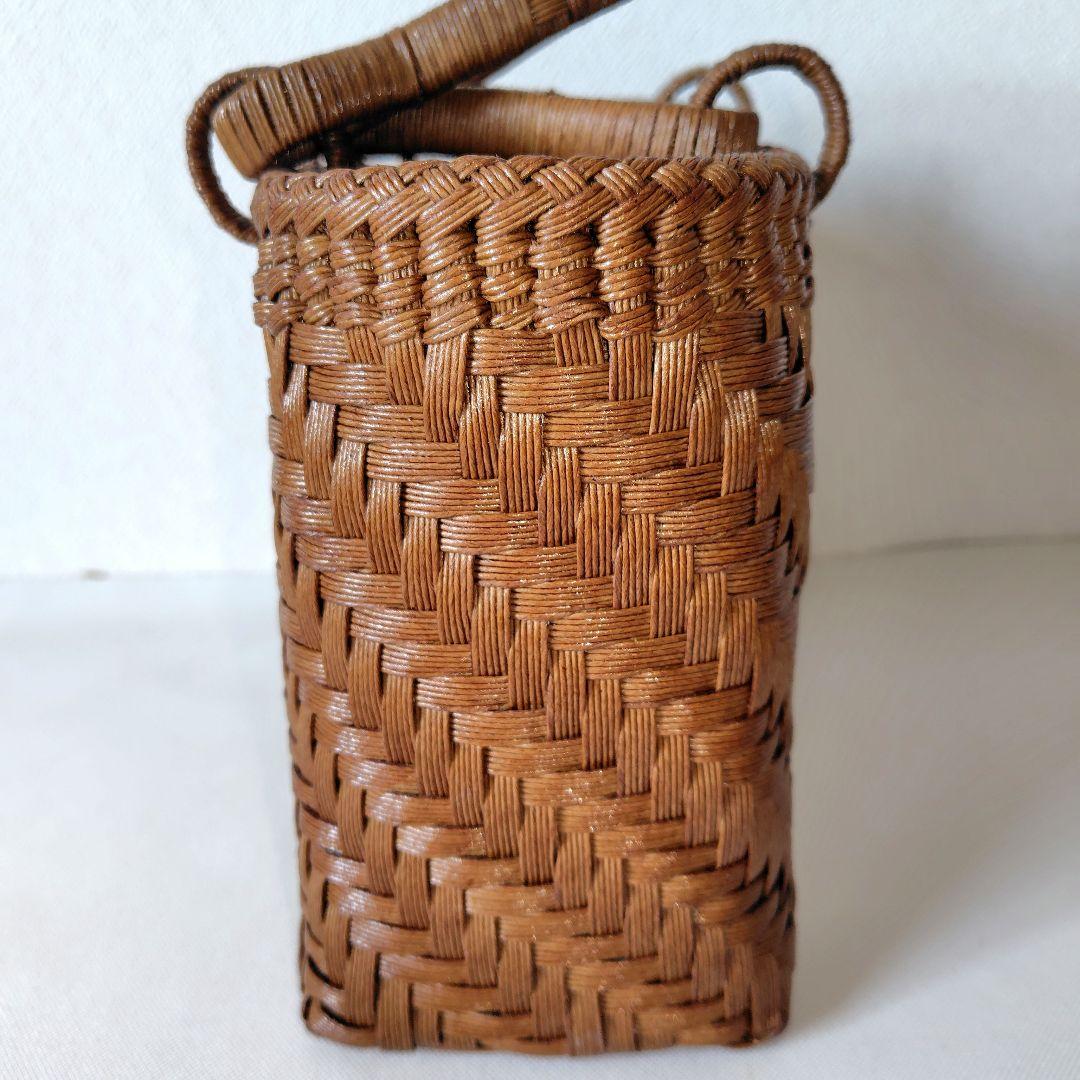 クラフトで作った山葡萄風網代編みかごバッグ（チャーム付き、内布付き）