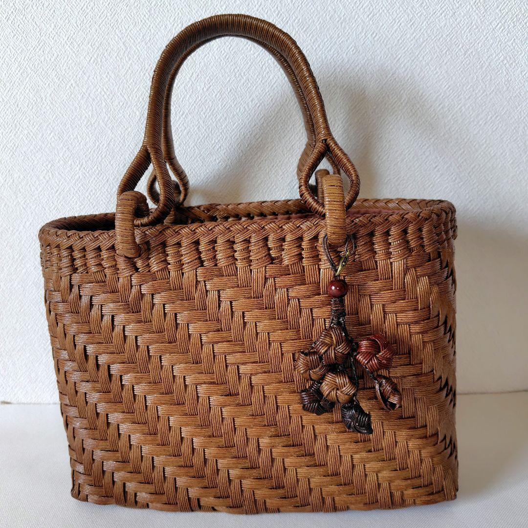 クラフトで作った山葡萄風網代編みかごバッグ（チャーム付き、内布付き）