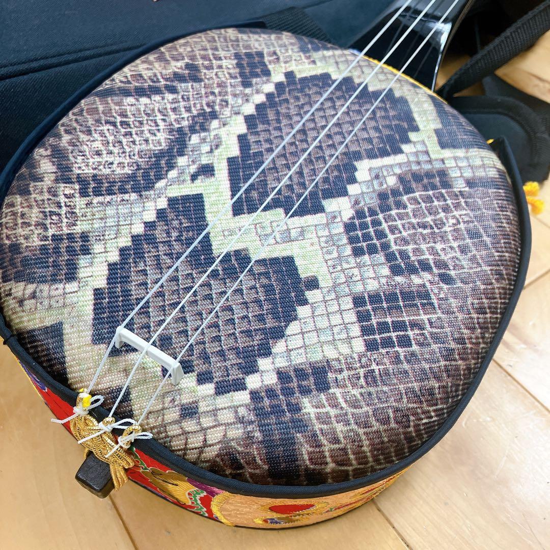 沖縄三線 三味線 人工 人工皮和楽器 合皮 蛇柄 蛇三線 ケース付き・付属品付き