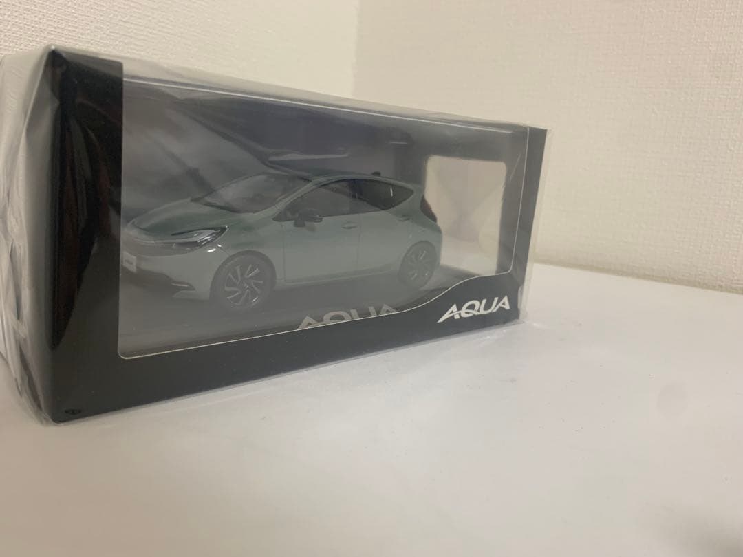 トヨタ AQUA ミニカー アーバンカーキ 透明ケース入り