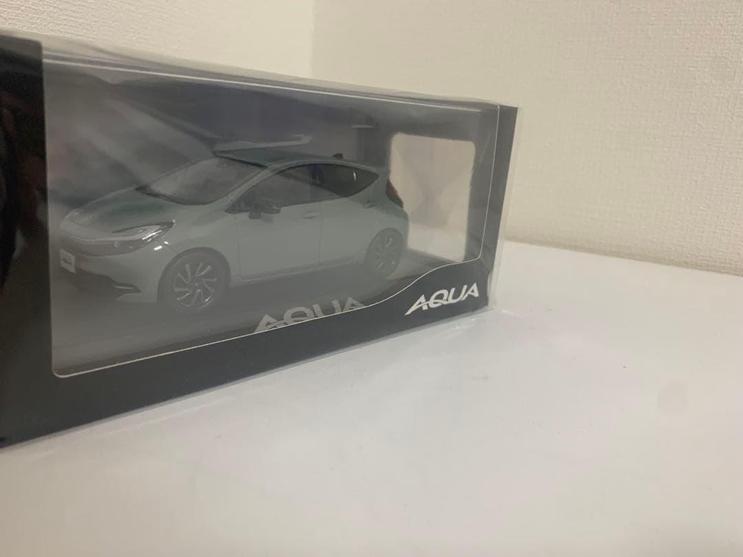 トヨタ AQUA ミニカー アーバンカーキ 透明ケース入り