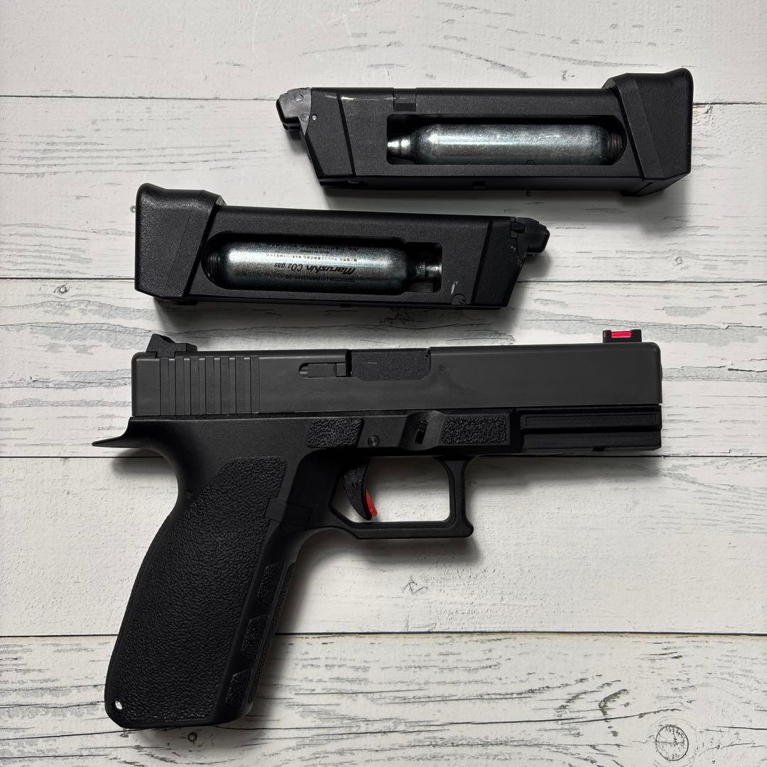 ストライカー9 カーボネイト　CO2ガズブロ　ハンドガン　マガジン2本付　箱有り