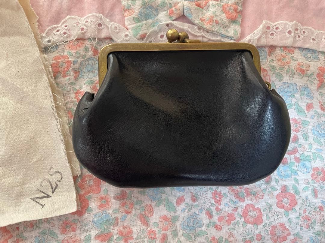 N25 黒のレザーがま口財布