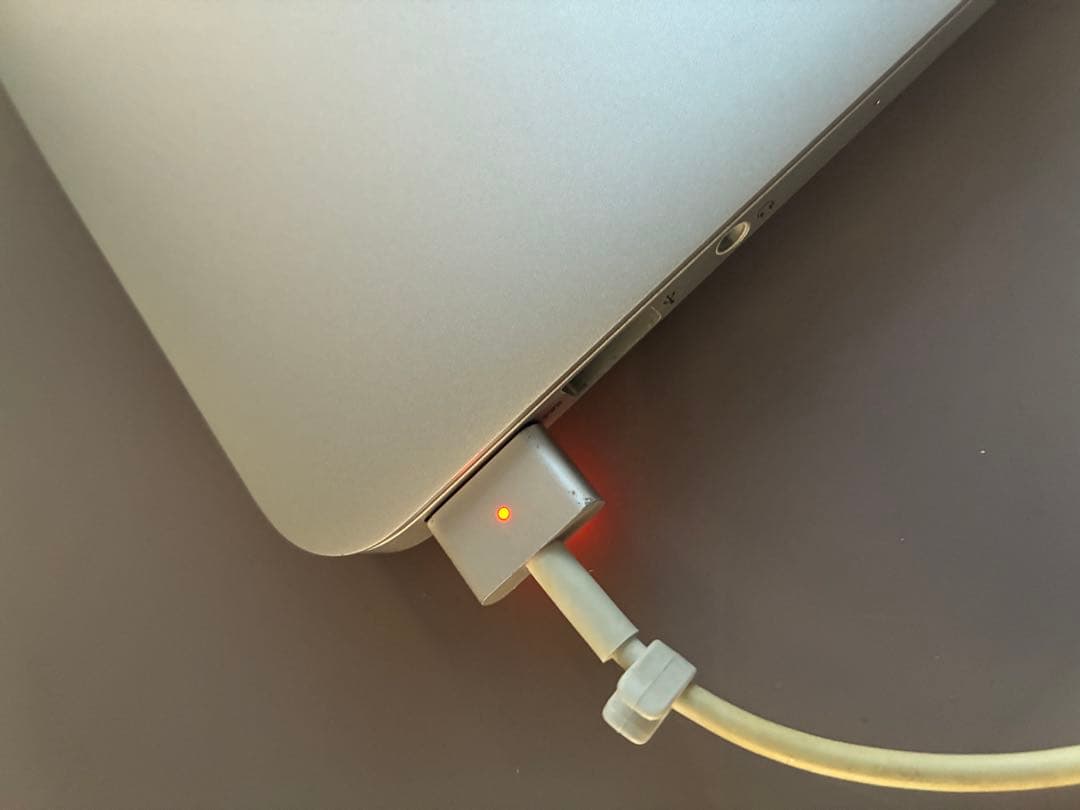 MacBook Air2015 11インチ　4GB HDMI変換アダプター付き