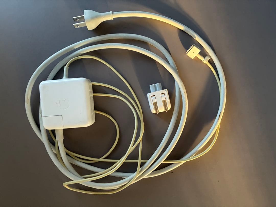 MacBook Air2015 11インチ　4GB HDMI変換アダプター付き