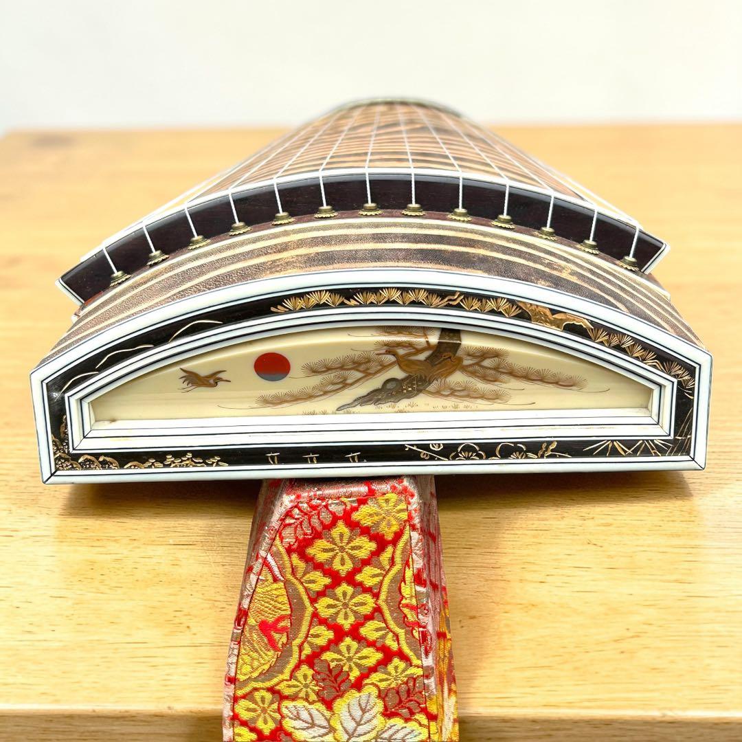 送料無料✨美杢 十三弦琴 綾杉彫り 鶴松図 蒔絵風 和装飾 専用ケース付 琴