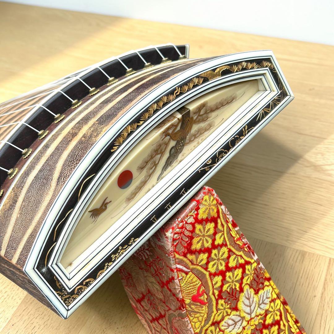 送料無料✨美杢 十三弦琴 綾杉彫り 鶴松図 蒔絵風 和装飾 専用ケース付 琴