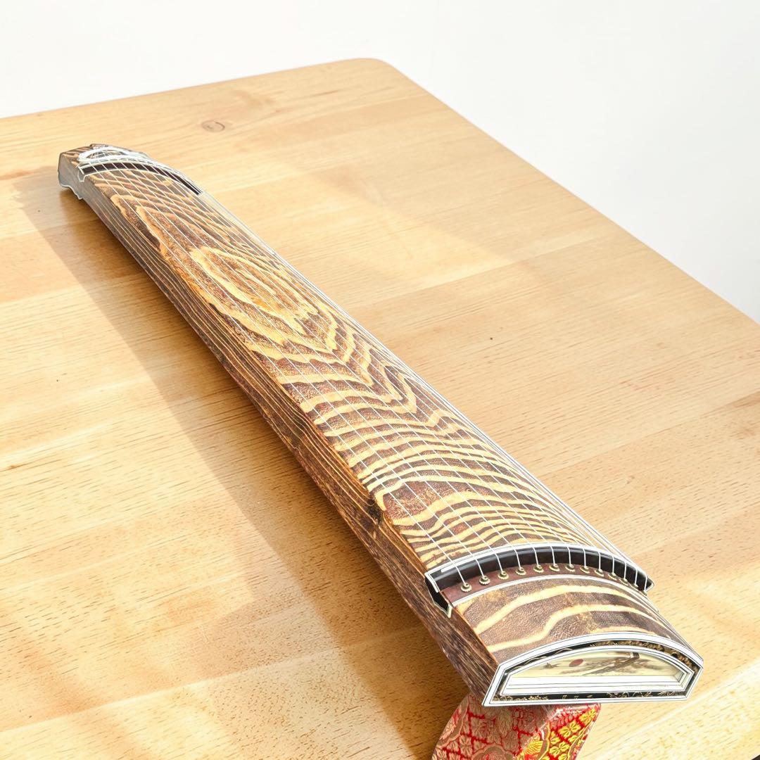 送料無料✨美杢 十三弦琴 綾杉彫り 鶴松図 蒔絵風 和装飾 専用ケース付 琴