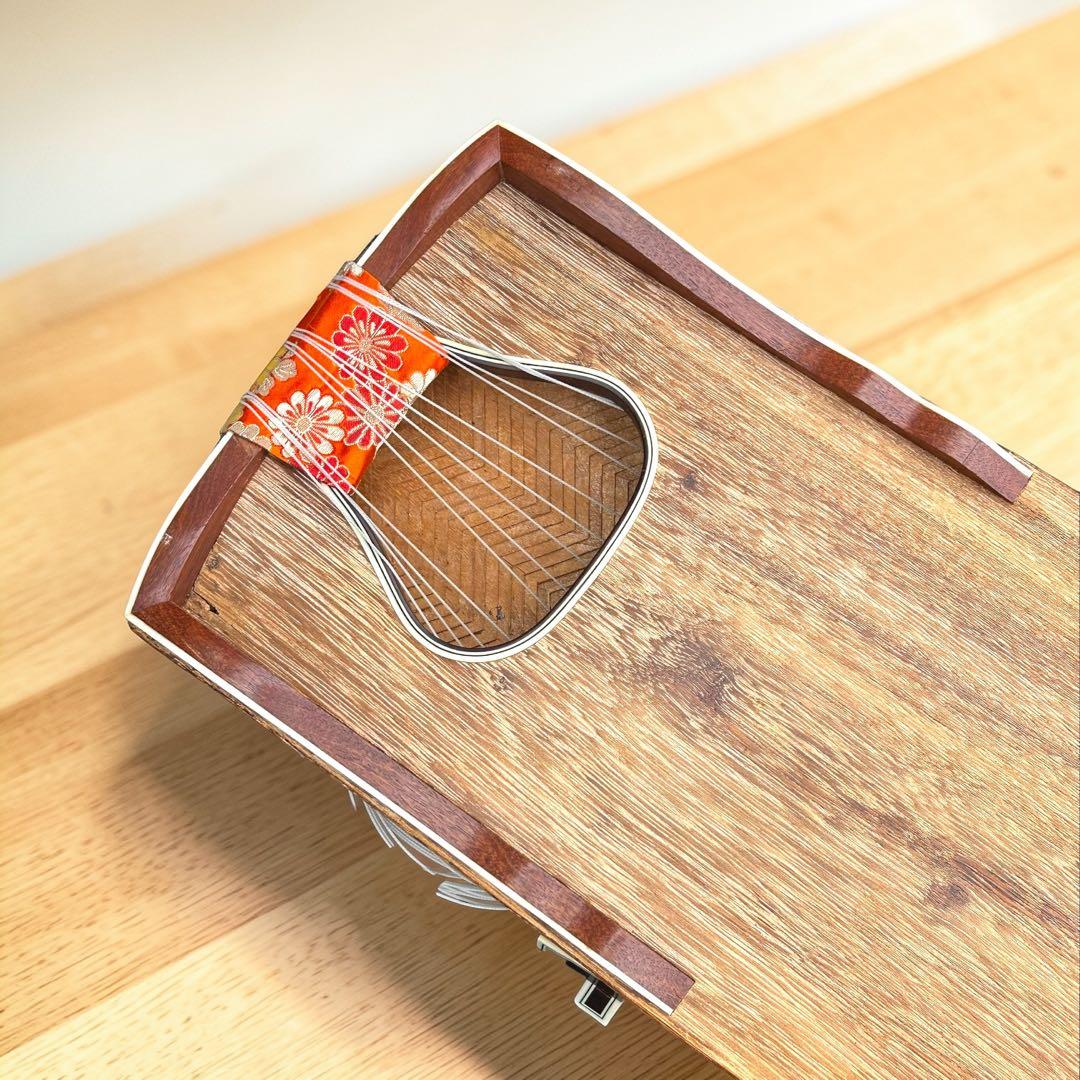 送料無料✨美杢 十三弦琴 綾杉彫り 鶴松図 蒔絵風 和装飾 専用ケース付 琴