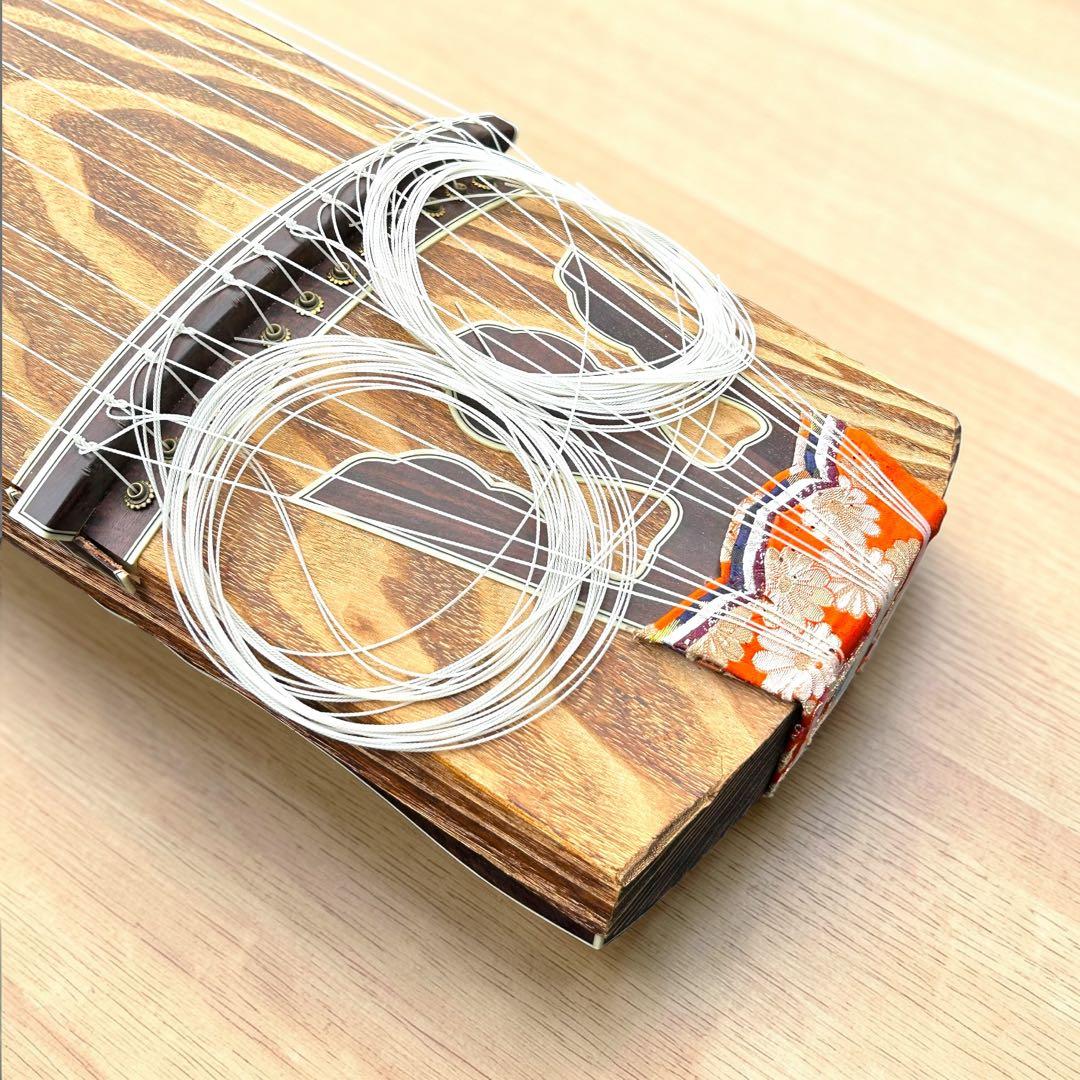 送料無料✨美杢 十三弦琴 綾杉彫り 鶴松図 蒔絵風 和装飾 専用ケース付 琴