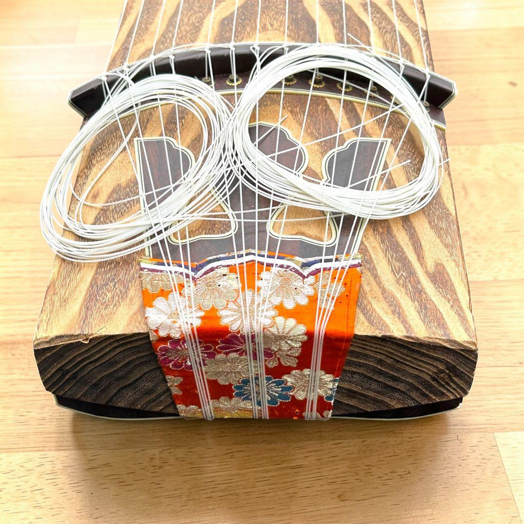 送料無料✨美杢 十三弦琴 綾杉彫り 鶴松図 蒔絵風 和装飾 専用ケース付 琴