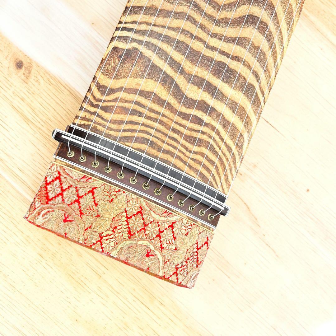 送料無料✨美杢 十三弦琴 綾杉彫り 鶴松図 蒔絵風 和装飾 専用ケース付 琴