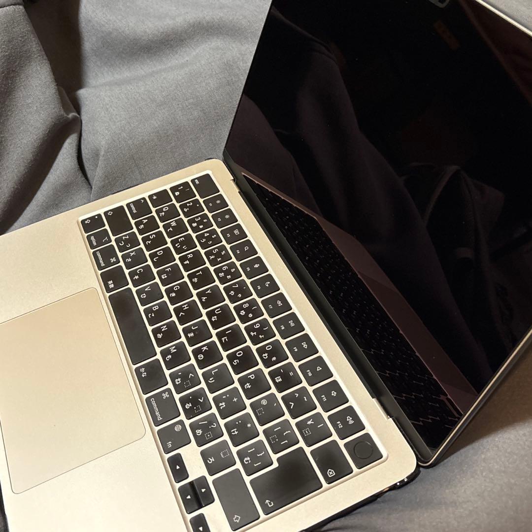 Apple MacBook M2 8G 256ギガ　スターライト