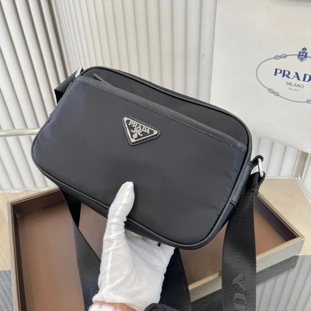 超美品ノベルティ　メンズショルダーバッグ　ブラック　バッグ