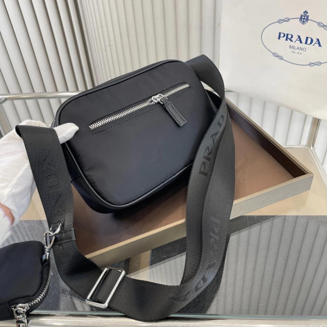 超美品ノベルティ　メンズショルダーバッグ　ブラック　バッグ