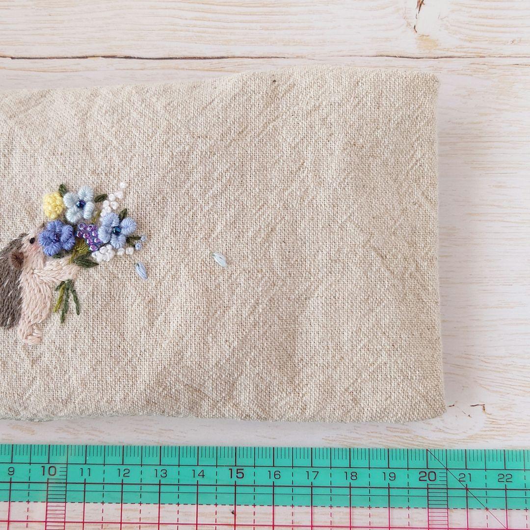 手刺繍入あずき/小豆のアイピロー【はりねずみ君と青い花束】