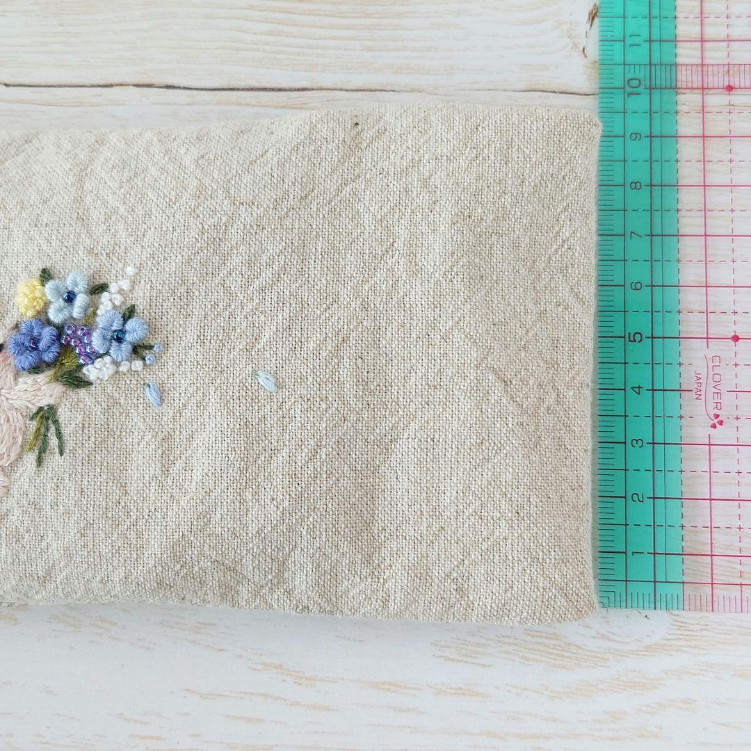 手刺繍入あずき/小豆のアイピロー【はりねずみ君と青い花束】