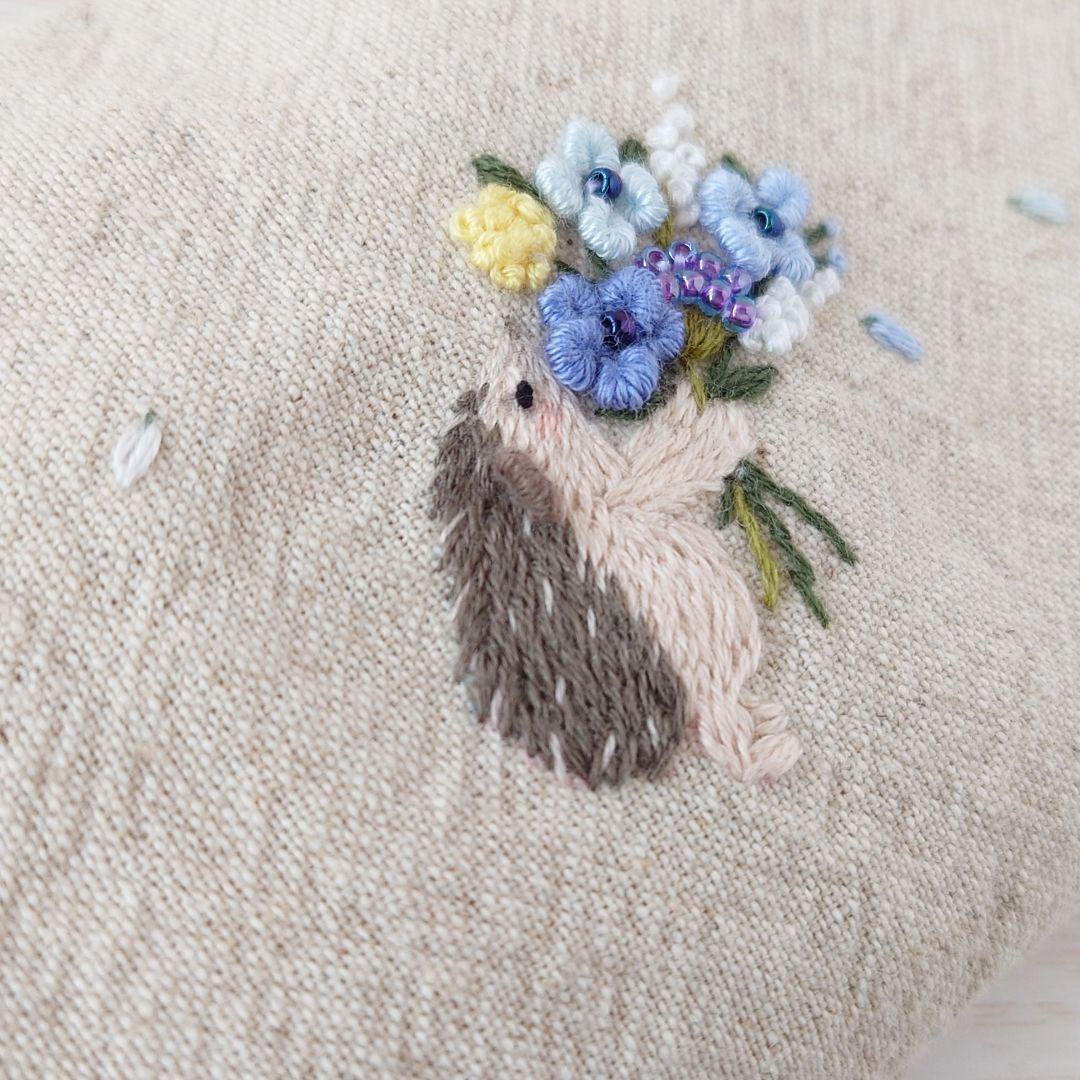 手刺繍入あずき/小豆のアイピロー【はりねずみ君と青い花束】