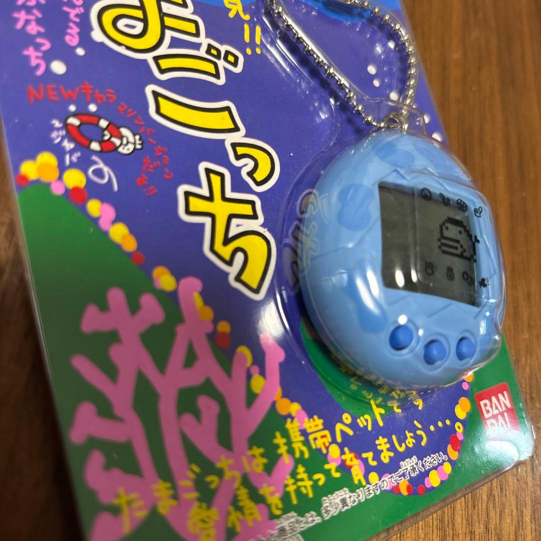 美品　海で発見 たまごっち 青　ブルー　まだらもよう