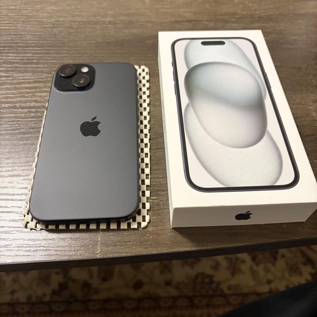 ひろ　Apple iPhone 15 ブラック 256GB