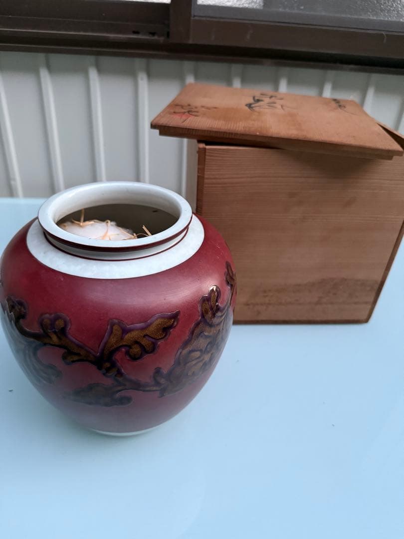 赤色と白色の葉模様の陶器花瓶