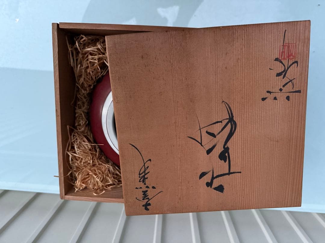 赤色と白色の葉模様の陶器花瓶