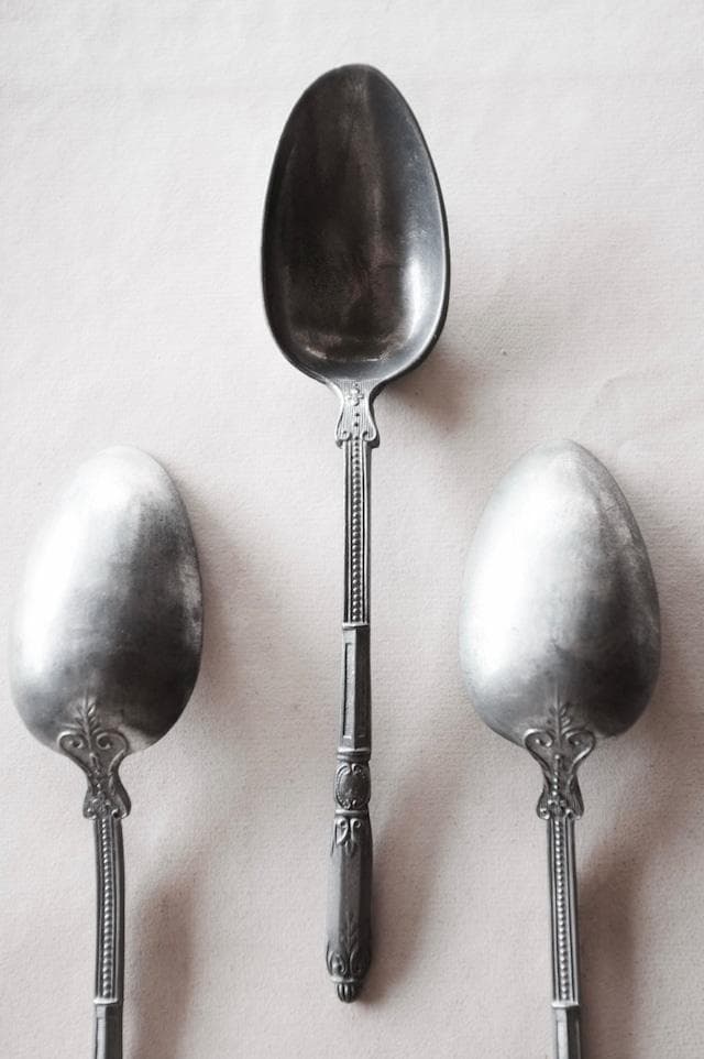 sold france 球とネオゴシックと縦長のスプーンとフォーク