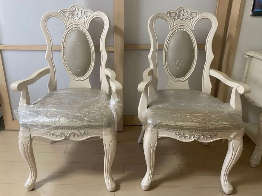 [まもなく販売終了の商品‼️]海外輸入家具（クラシックな高級椅子二脚）