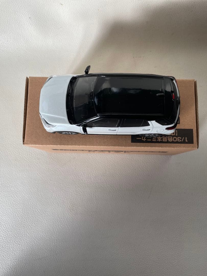 トヨタ ライズ 色見本 ミニカー ⑩ XH3 ブラック × ホワイトパール