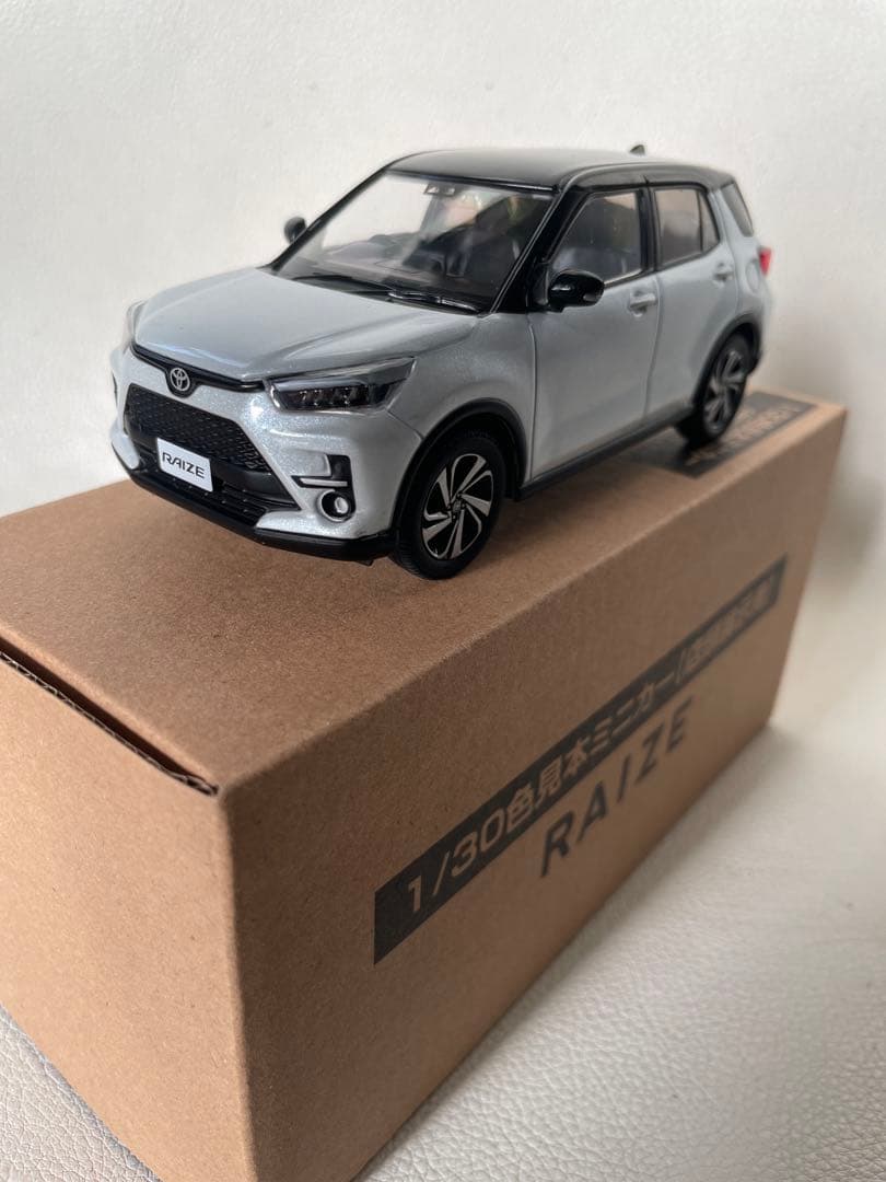 トヨタ ライズ 色見本 ミニカー ⑩ XH3 ブラック × ホワイトパール