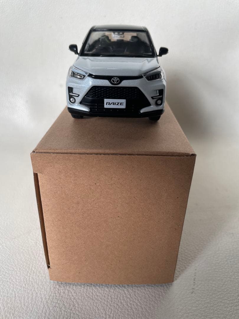 トヨタ ライズ 色見本 ミニカー ⑩ XH3 ブラック × ホワイトパール