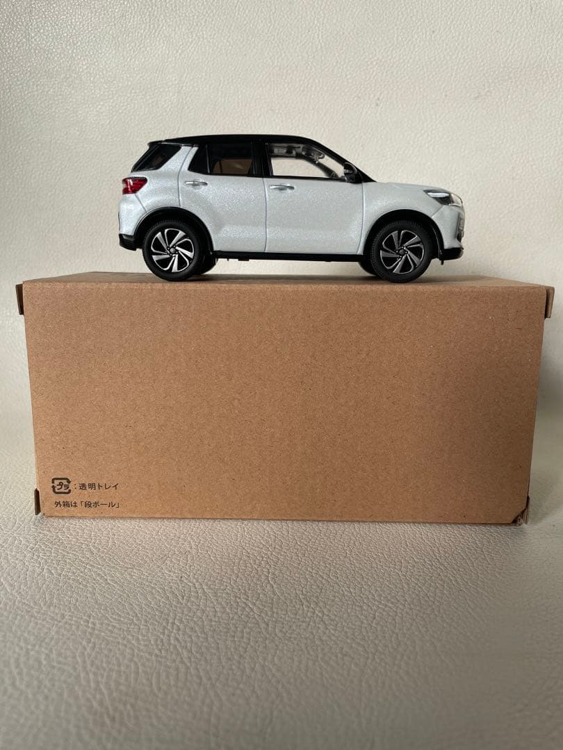 トヨタ ライズ 色見本 ミニカー ⑩ XH3 ブラック × ホワイトパール