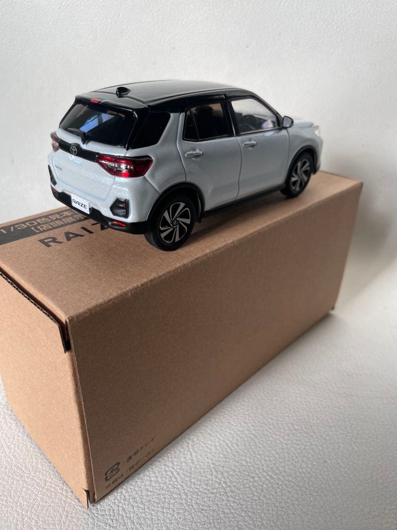 トヨタ ライズ 色見本 ミニカー ⑩ XH3 ブラック × ホワイトパール