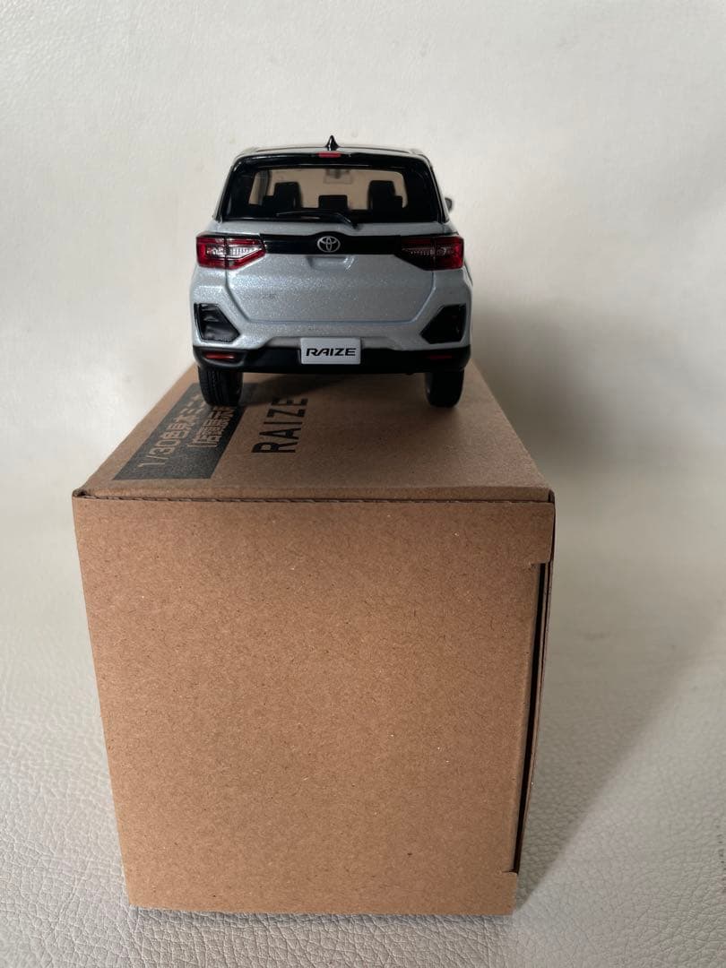 トヨタ ライズ 色見本 ミニカー ⑩ XH3 ブラック × ホワイトパール