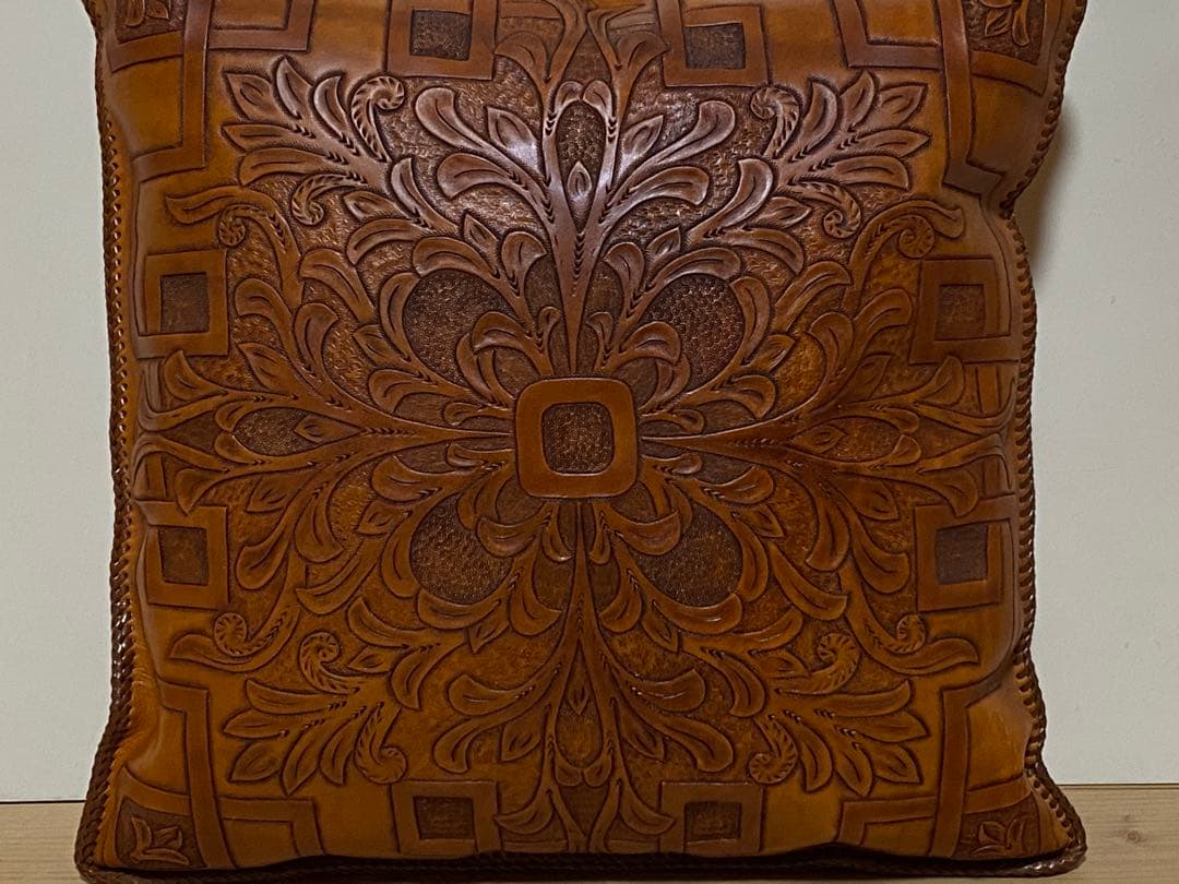 レザー 本革 カービング エンボス 加工 クッション インテリア 編み込み