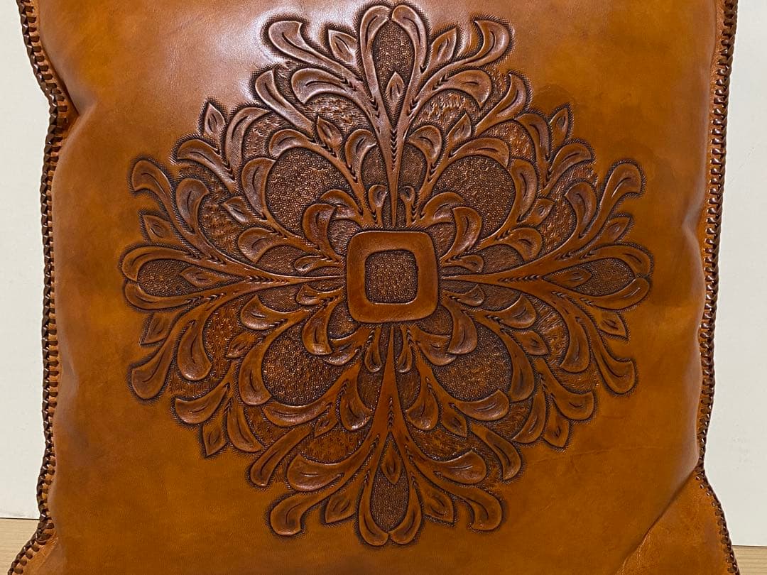 レザー 本革 カービング エンボス 加工 クッション インテリア 編み込み