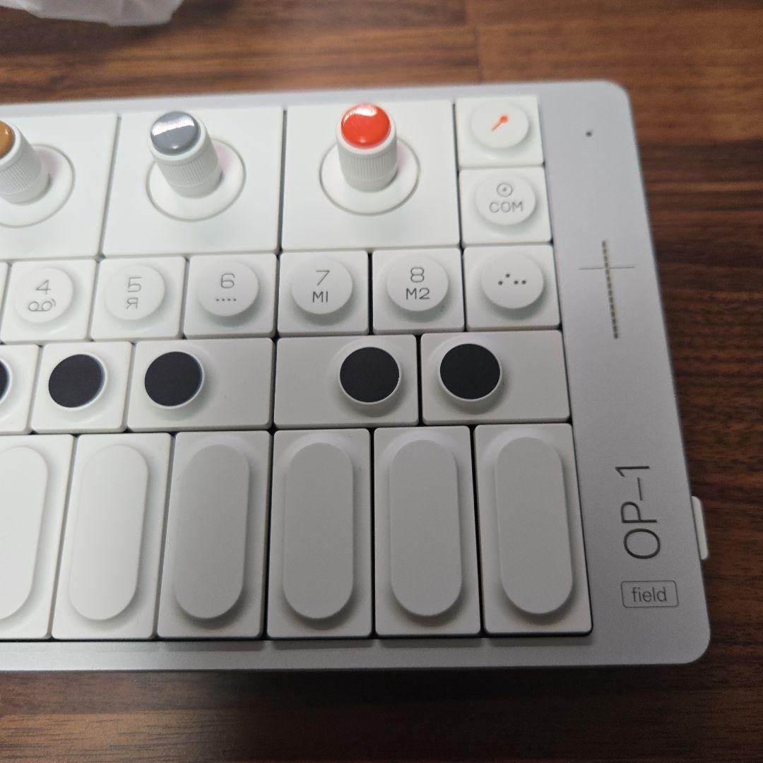 OP-1 field シンセサイザー ホワイト