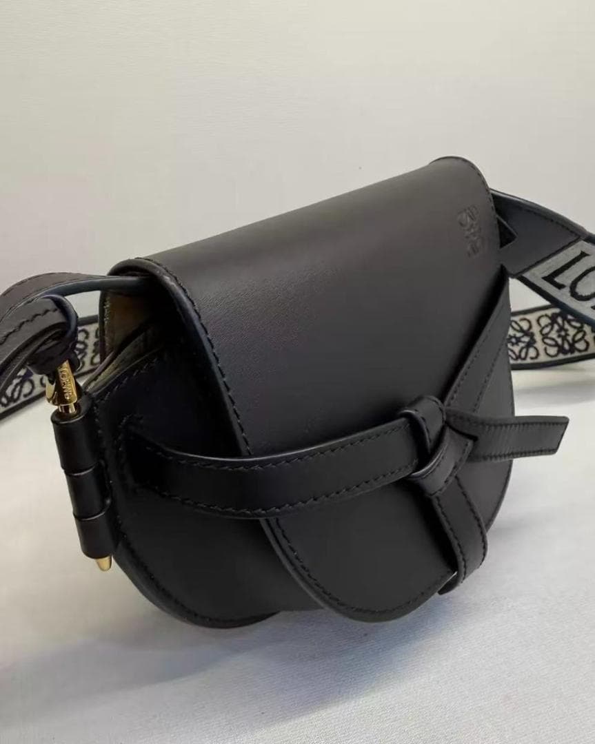 LOEWE 黒いレザーショルダーバッグ~~