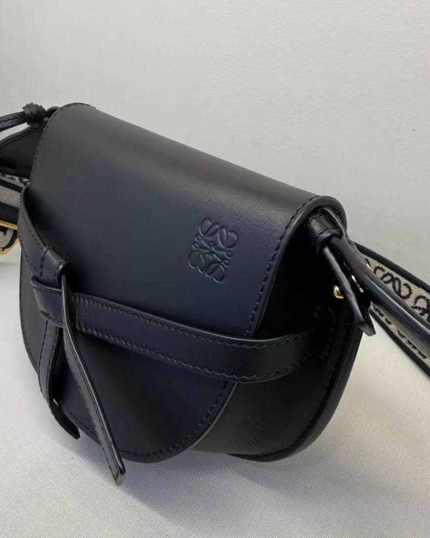 LOEWE 黒いレザーショルダーバッグ~~