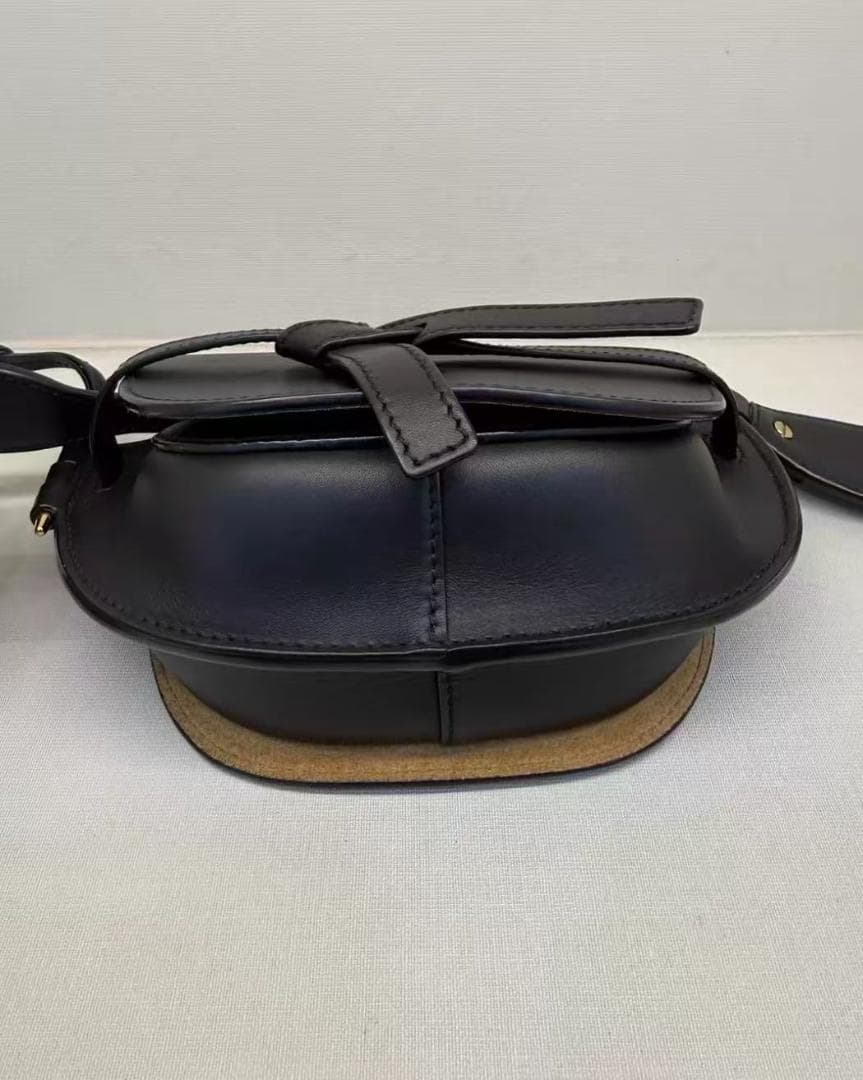 LOEWE 黒いレザーショルダーバッグ~~
