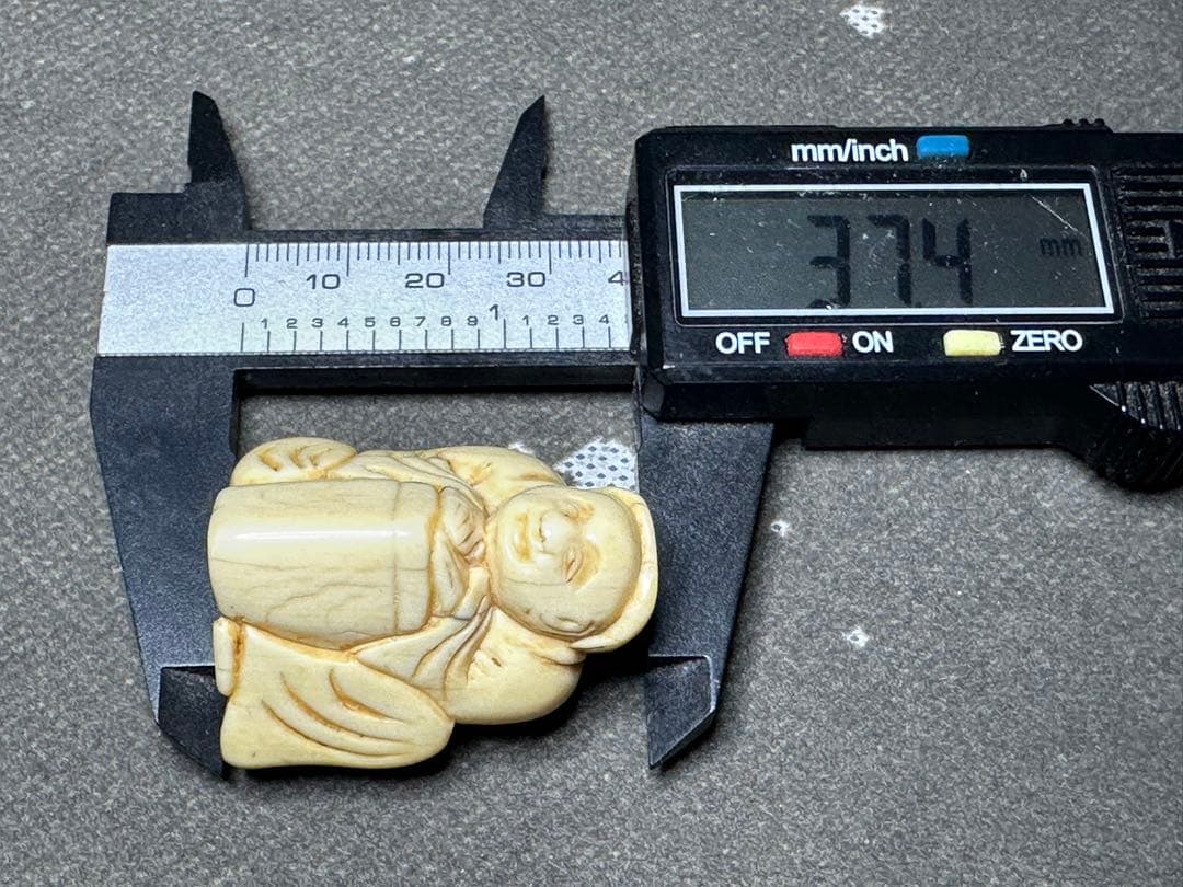 極上　根付　天然素材　アンティーク　骨董　飾り物　古美術品　 置物　細密細工